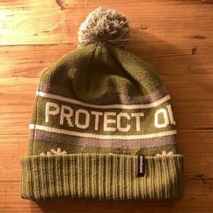 Patagonia Pompom Beanie hat NWOT - Protect Our Winters